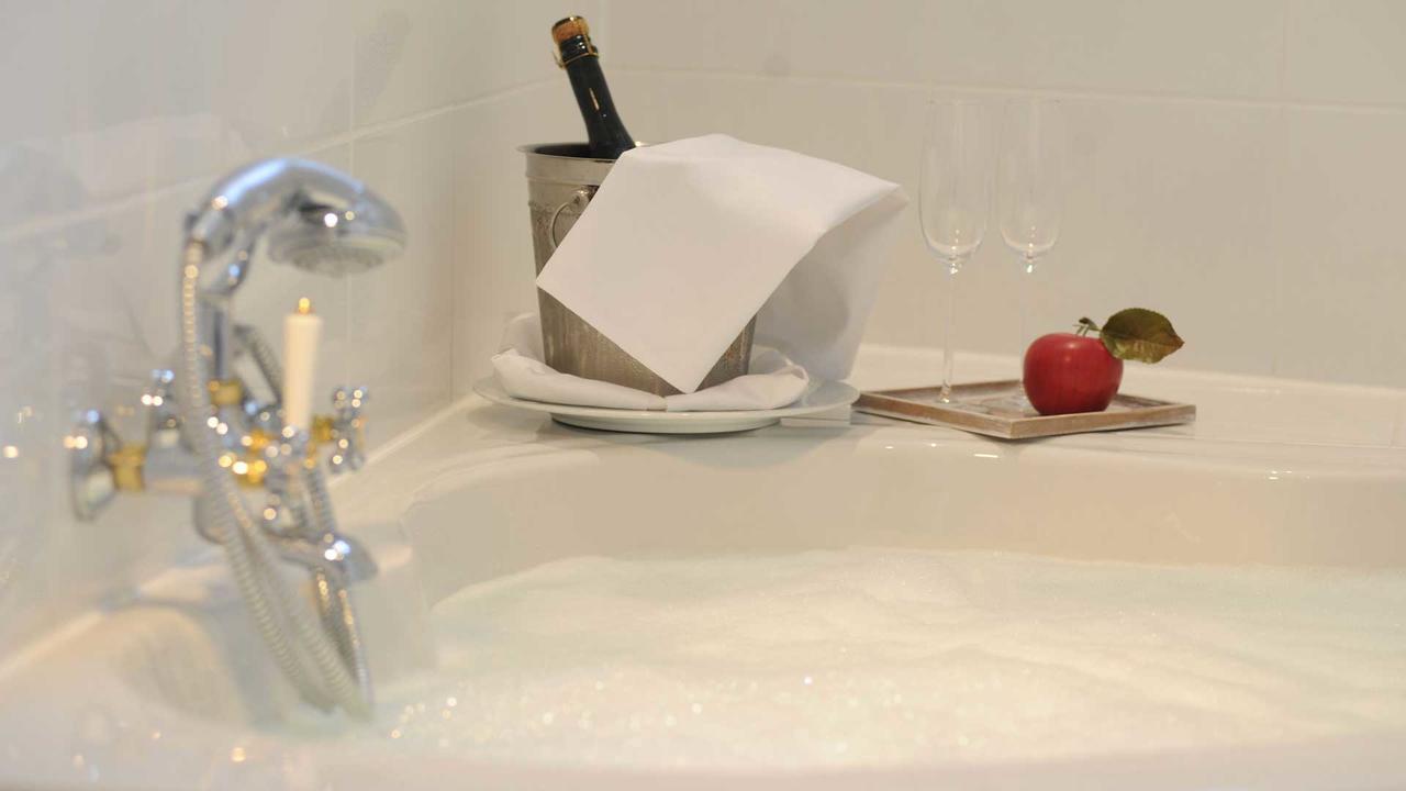 Schlosshotel Neckarbischofsheim Bagian luar foto