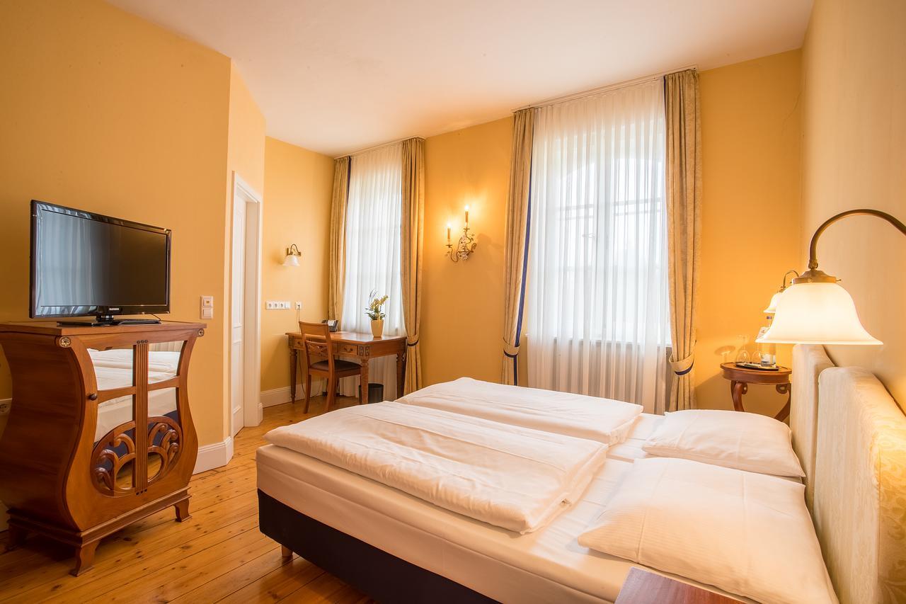 Schlosshotel Neckarbischofsheim Bagian luar foto