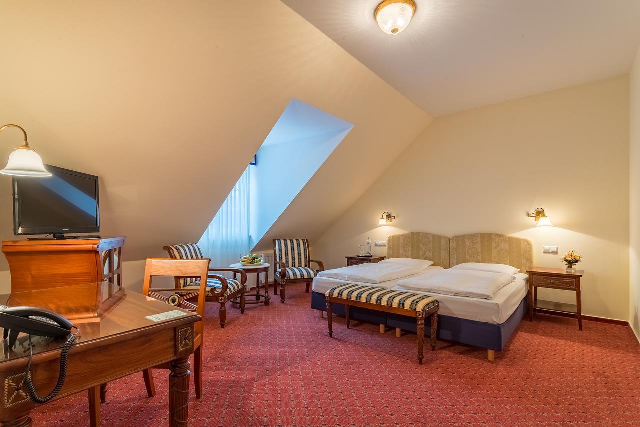Schlosshotel Neckarbischofsheim Bagian luar foto