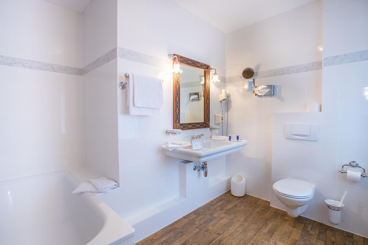 Schlosshotel Neckarbischofsheim Bagian luar foto