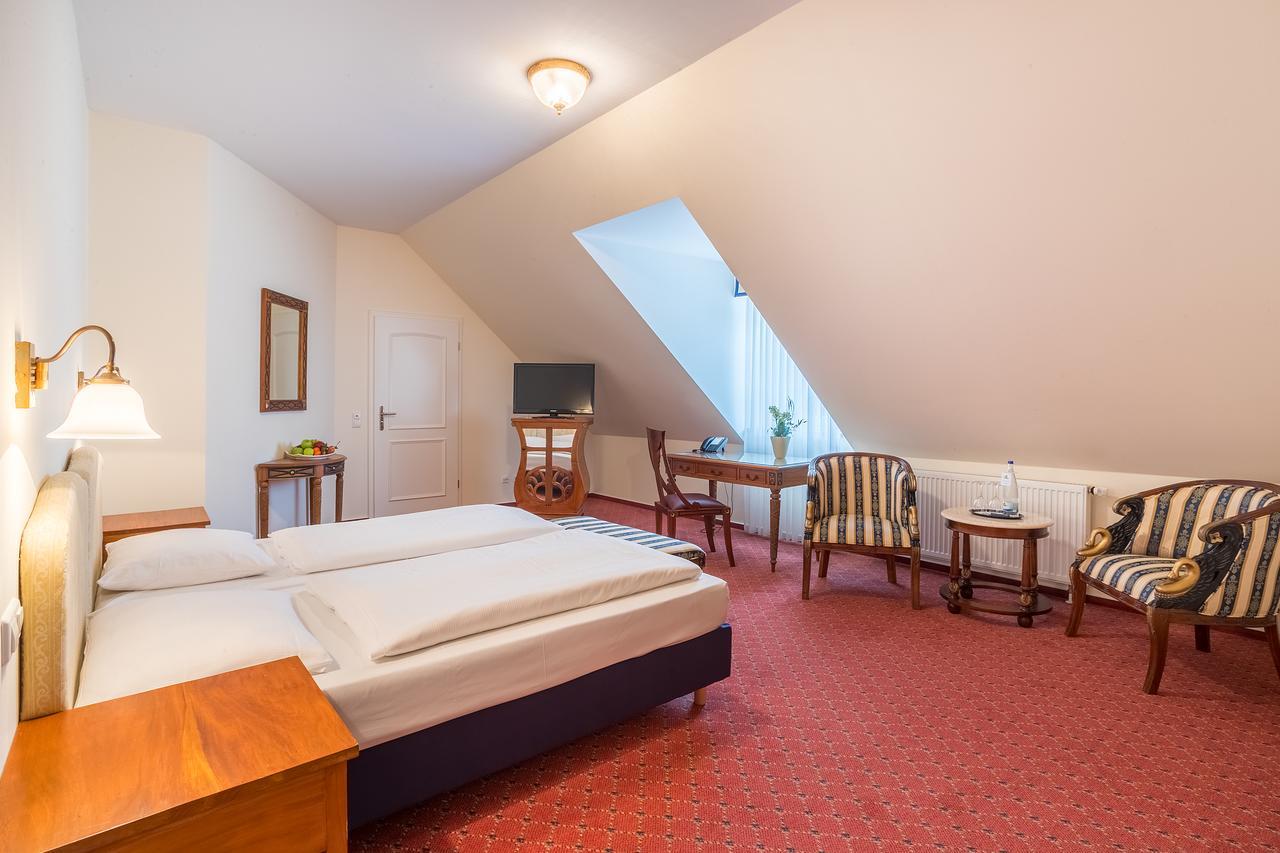 Schlosshotel Neckarbischofsheim Bagian luar foto